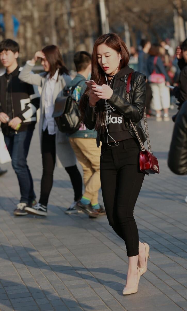 街拍大图紧身裤美腿姐姐踩着恨天高皱着眉头在倾听朋友的建议[17P]第0页 作者:Publisher 帖子ID:37603 TAG:偷拍图片,露出偷窺,2048核基地